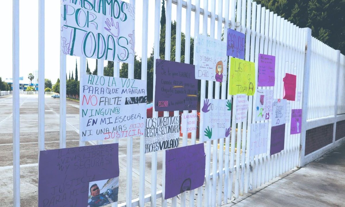 PROTESTAS. Padres y madres de familia de la escuela secundaria dejaron carteles en la entrada del plantel, después de manifestarse este viernes. 