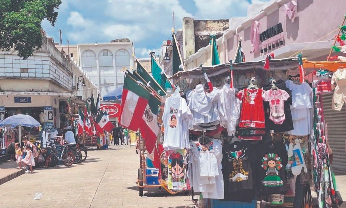 LÁBARO. Las banderas medianas son las más buscadas por los consumidores año con año, apuntan los comerciantes.