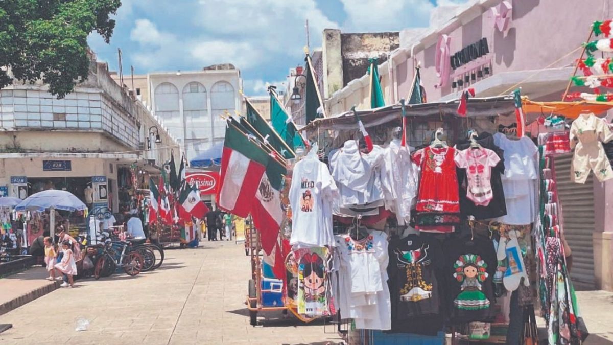 LÁBARO. Las banderas medianas son las más buscadas por los consumidores año con año, apuntan los comerciantes.