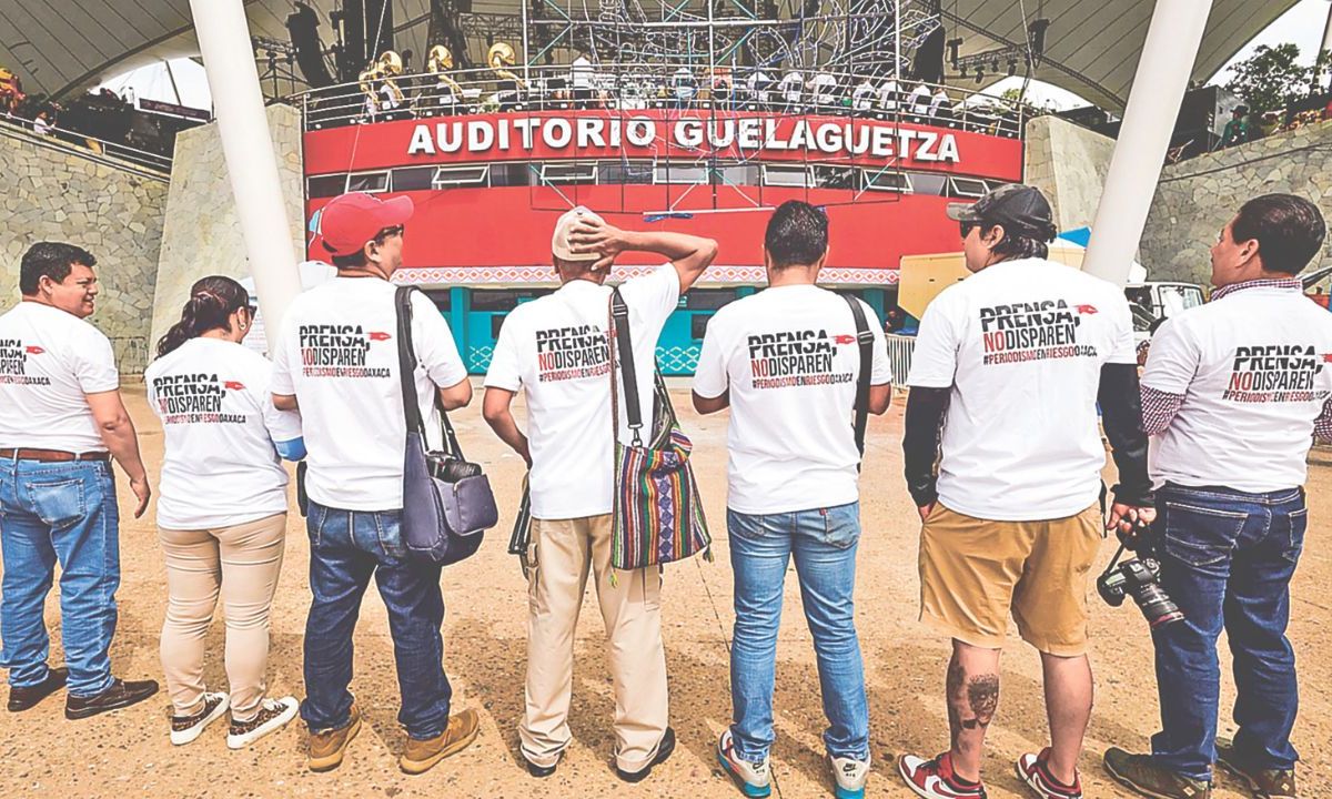 Violencia. Luego de la agresión que sufrió un fotógrafo de El Universal, un grupo de periodistas protestó en defensa de sus derechos. 