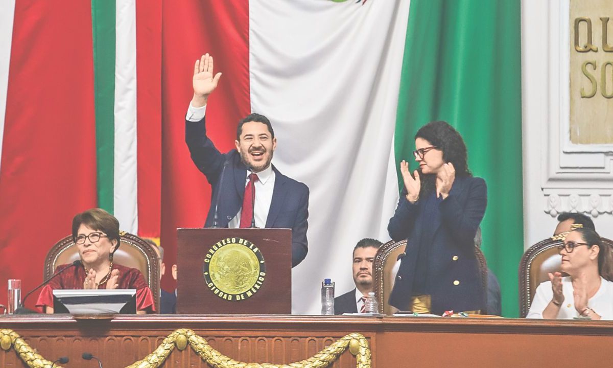 Celebran. El Gobierno quedó en buenas manos, dijo Batres; mientras, decenas de simpatizantes lo apoyaron a las afueras del Congreso.