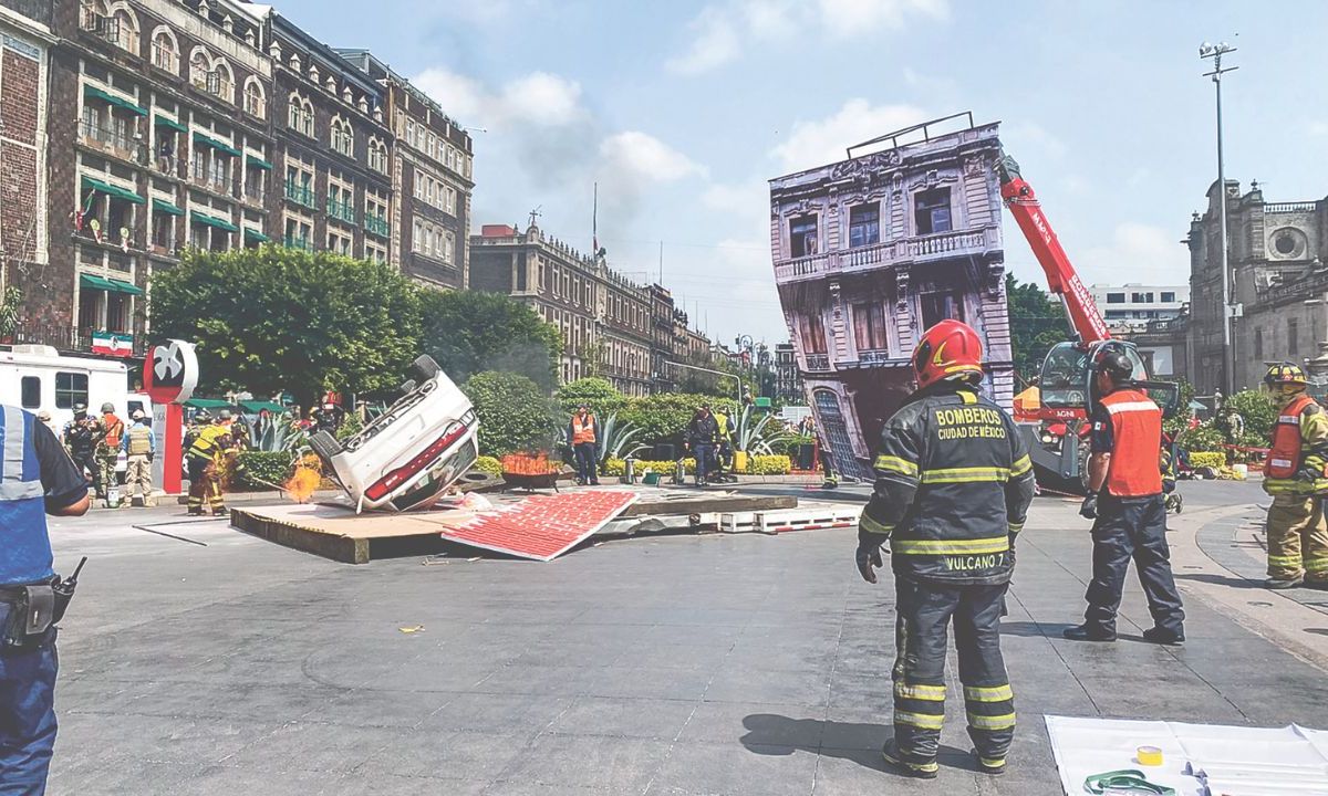 Protocolo. Como parte del ejercicio, elementos del Heroico Cuerpo de Bomberos capitalinos simularon la caída de un vehículo de un tercer piso y el rescate del conductor.