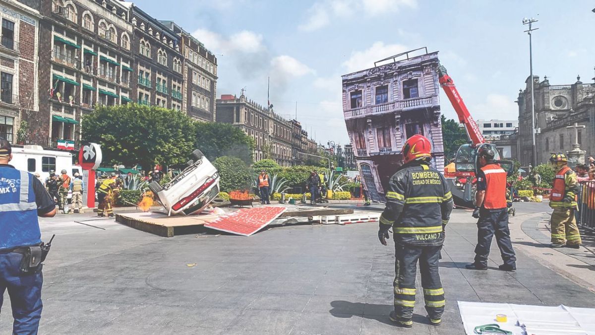 Protocolo. Como parte del ejercicio, elementos del Heroico Cuerpo de Bomberos capitalinos simularon la caída de un vehículo de un tercer piso y el rescate del conductor.