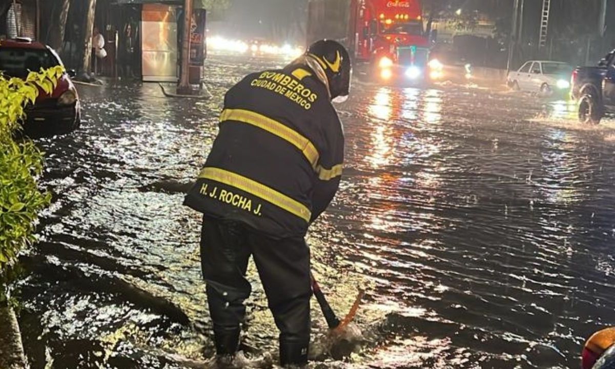 Caos. Bomberos desazolvaron la avenida Periférico esquina Viaducto Tlalpan por un encharcamiento; el agua afectó a un hospital.