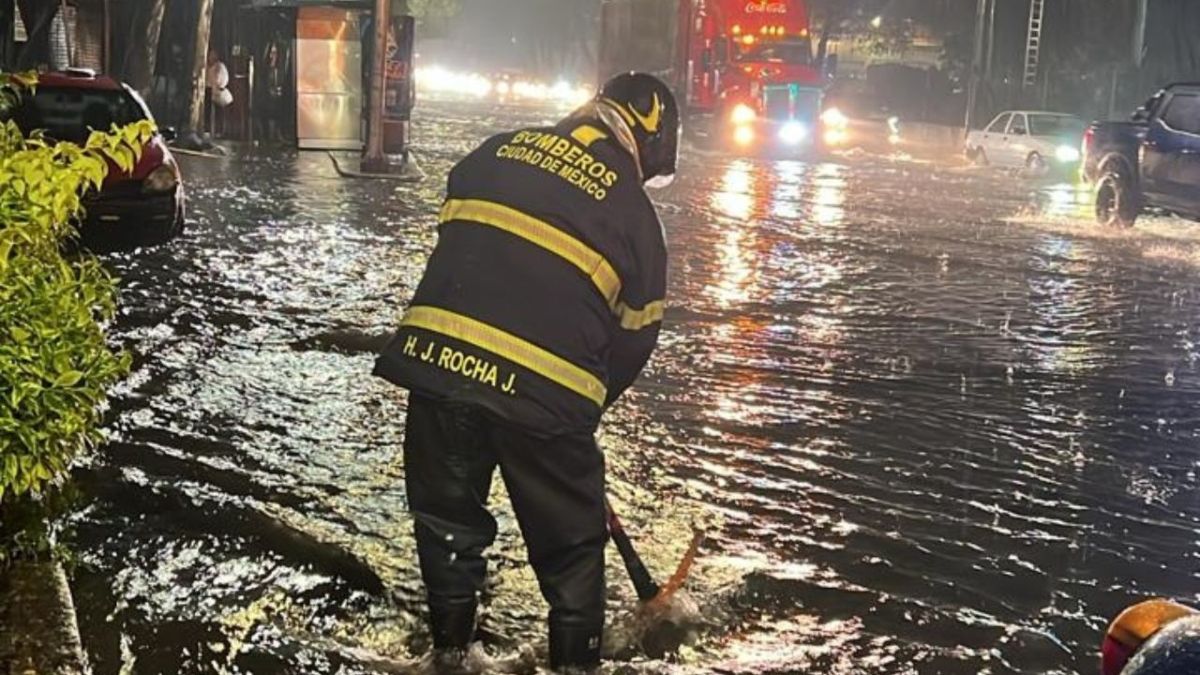 Caos. Bomberos desazolvaron la avenida Periférico esquina Viaducto Tlalpan por un encharcamiento; el agua afectó a un hospital.