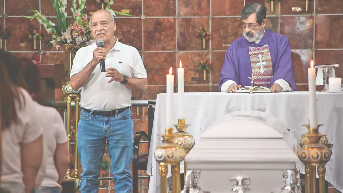 TRISTEZA. Dan el último adiós a Diego Ignacio Paz, el joven presuntamente baleado por un agente municipal.