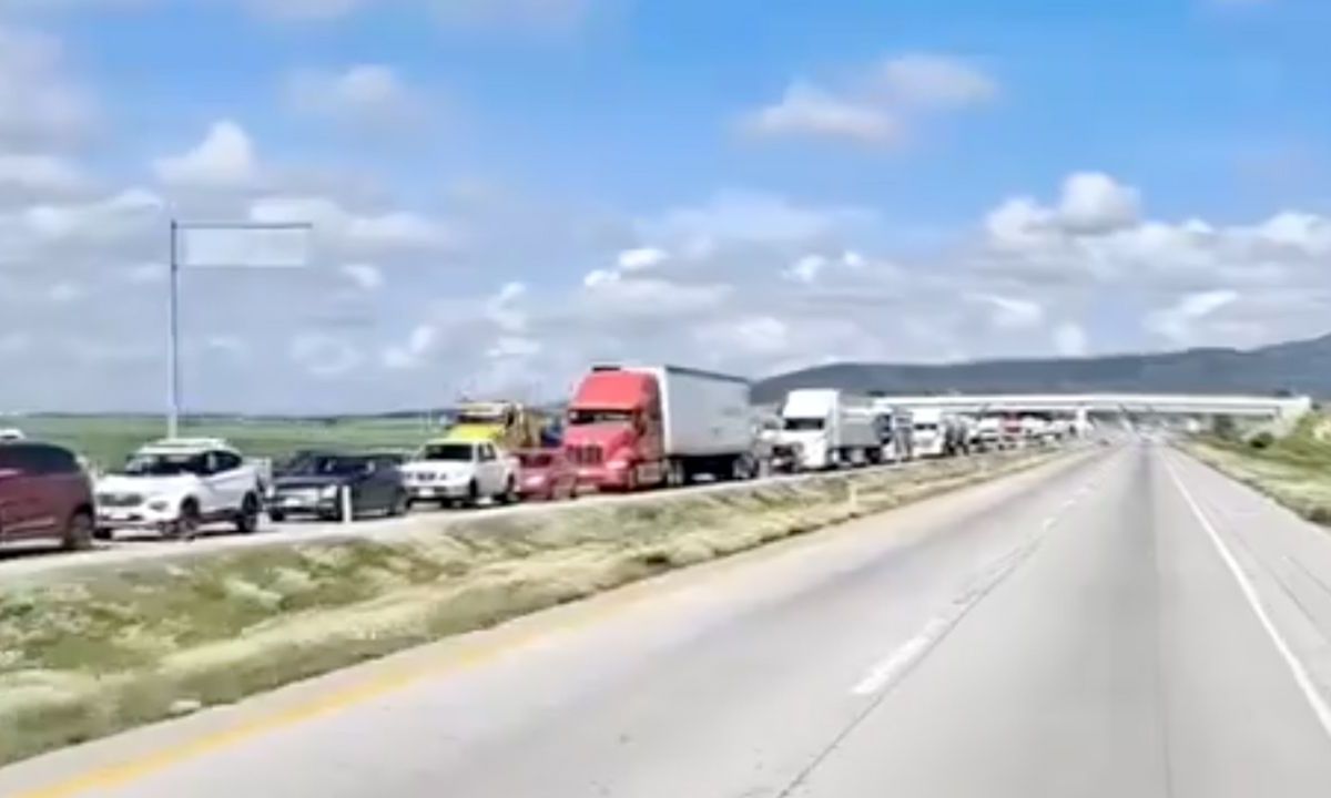 DEMANDAS. Taxistas y comuneros cerraron el Arco Norte (izquierda), ante el incumplimiento de pagos por parte del Gobierno federal. En la Toluca-Tenango del Valle, taxistas exigen carreteras seguras y sin baches.