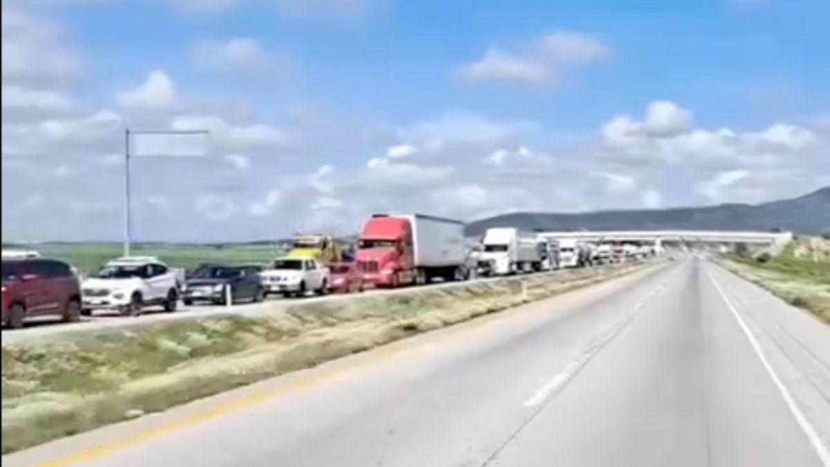 DEMANDAS. Taxistas y comuneros cerraron el Arco Norte (izquierda), ante el incumplimiento de pagos por parte del Gobierno federal. En la Toluca-Tenango del Valle, taxistas exigen carreteras seguras y sin baches.