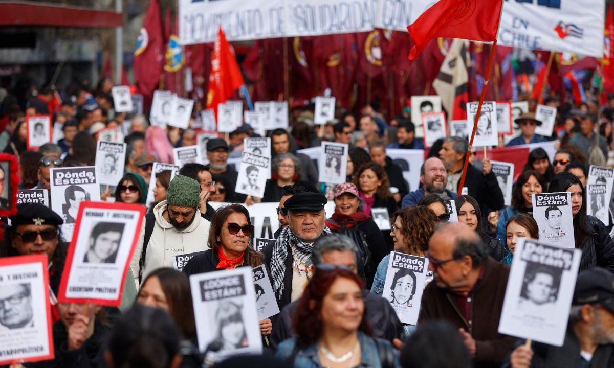 CAOS. La marcha en recuerdo de víctimas de Augusto Pinochet terminó con 23 detenidos tras enfrentamientos con la policía.