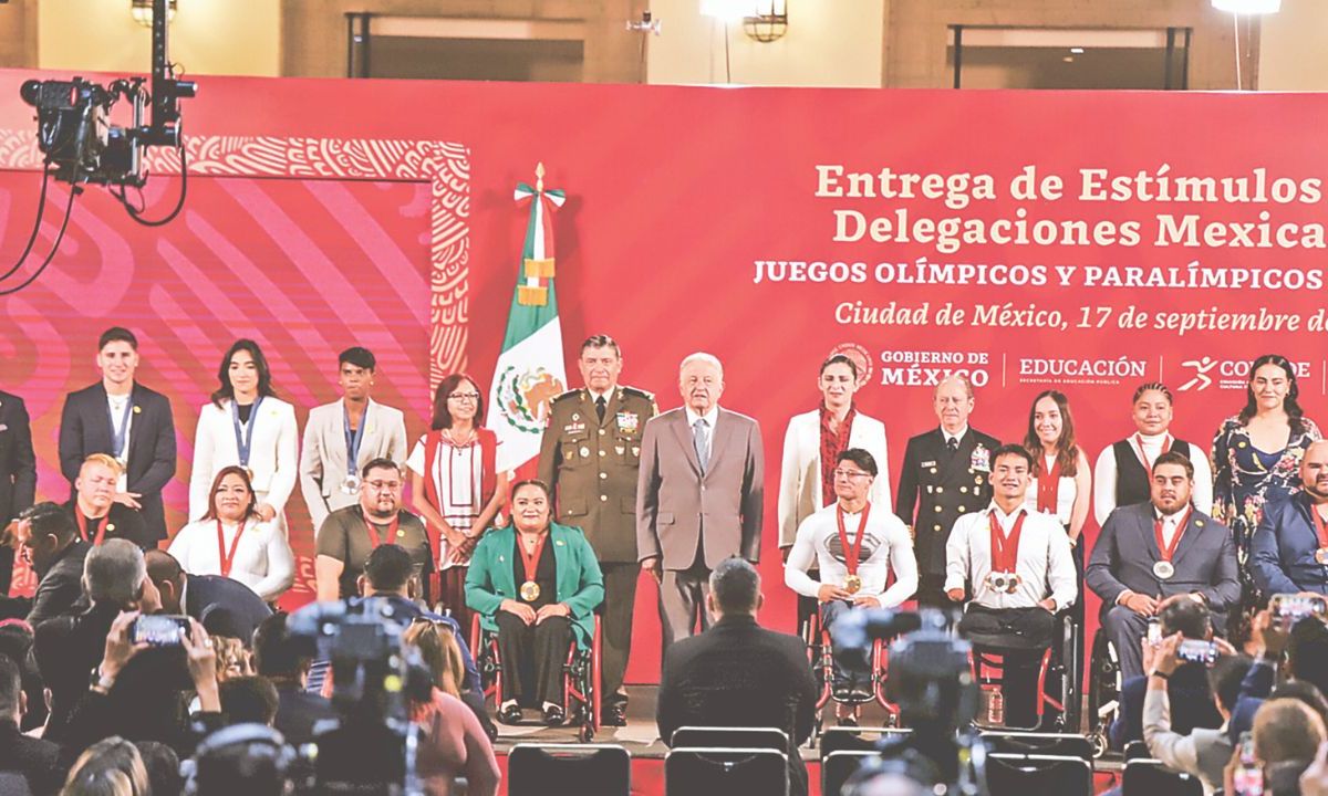 Además de la cifra establecida por participación, el Gobierno de México entregó reconocimientos económicos de tres, dos y un millón de pesos a medallistas de oro, plata y bronce