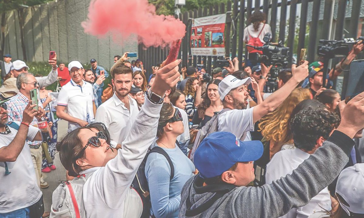 Caos. Con el sol a plomo la sala de armas de la Magdalena Mixhuca era un sitio más parecido al inframundo, que uno para discutir una reforma a la Constitución.