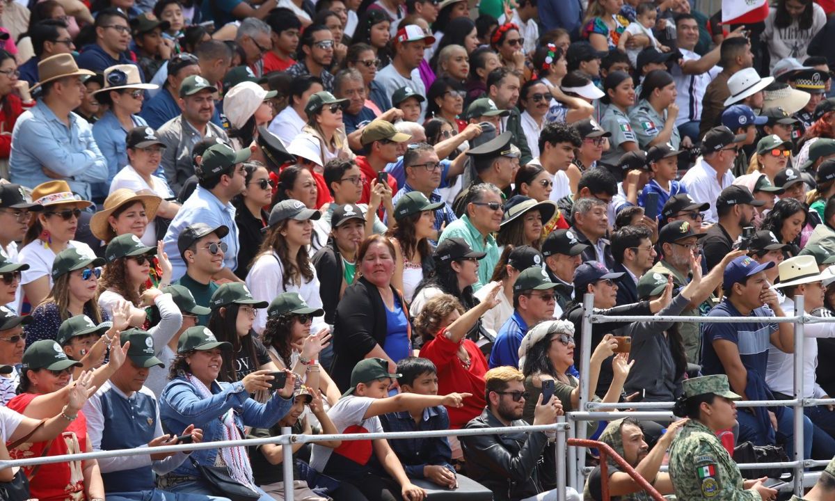 Quorum. El Desfile Militar que se llevó a cabo ayer en el Zócalo convocó a 120 mil personas.