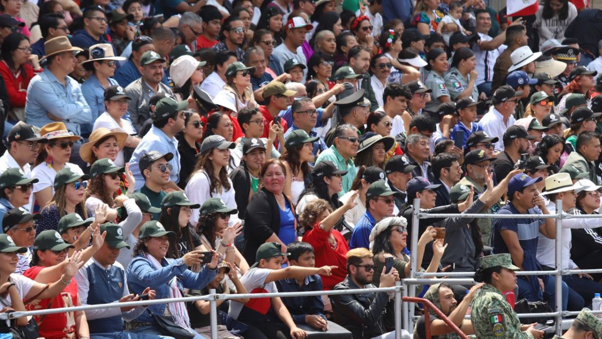 Quorum. El Desfile Militar que se llevó a cabo ayer en el Zócalo convocó a 120 mil personas.