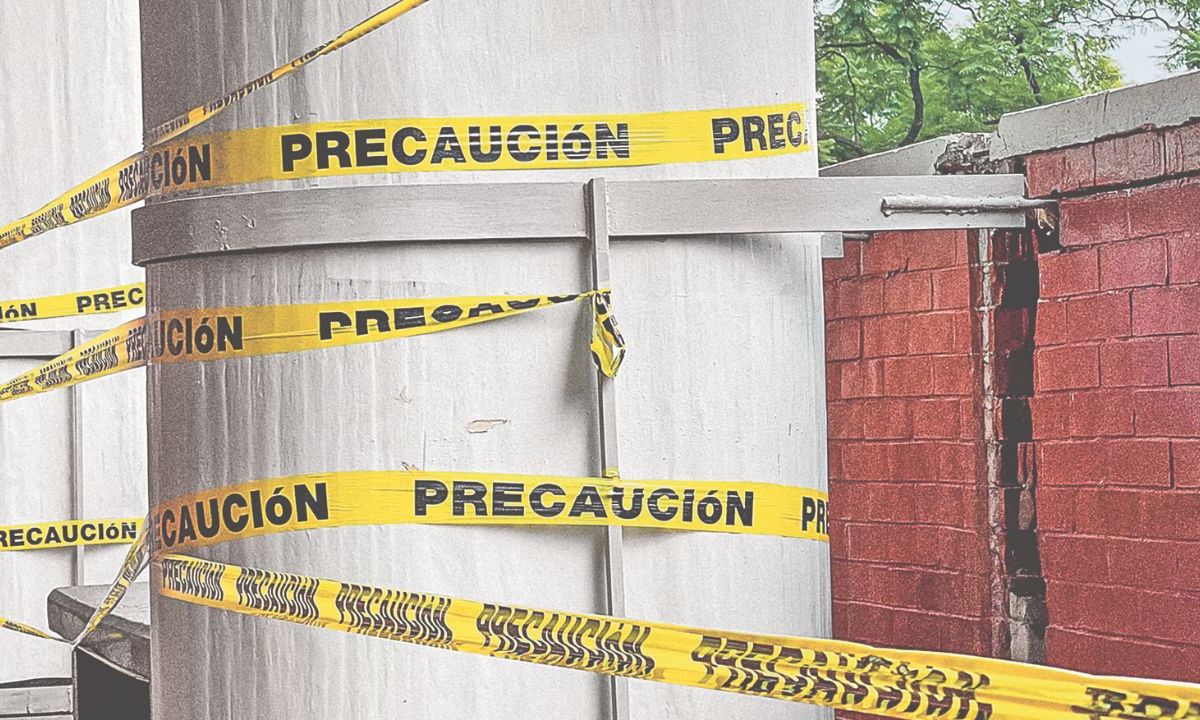 Peligro. Alumnos de la Facultad de Medicina en la UNAM, han normalizado las medidas de precaución por un edificio afectado.