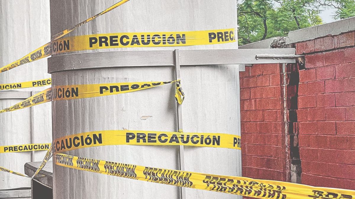 Peligro. Alumnos de la Facultad de Medicina en la UNAM, han normalizado las medidas de precaución por un edificio afectado.