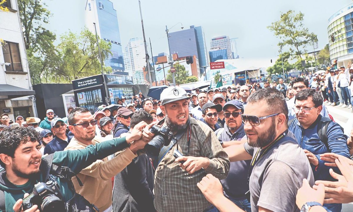 Desde las 6:15 horas de ayer, trabajadores del Poder Judicial de diversos estados del país y estudiantes de Derecho de universidades públicas y privadas bloquearon todos los accesos al Senado de la República