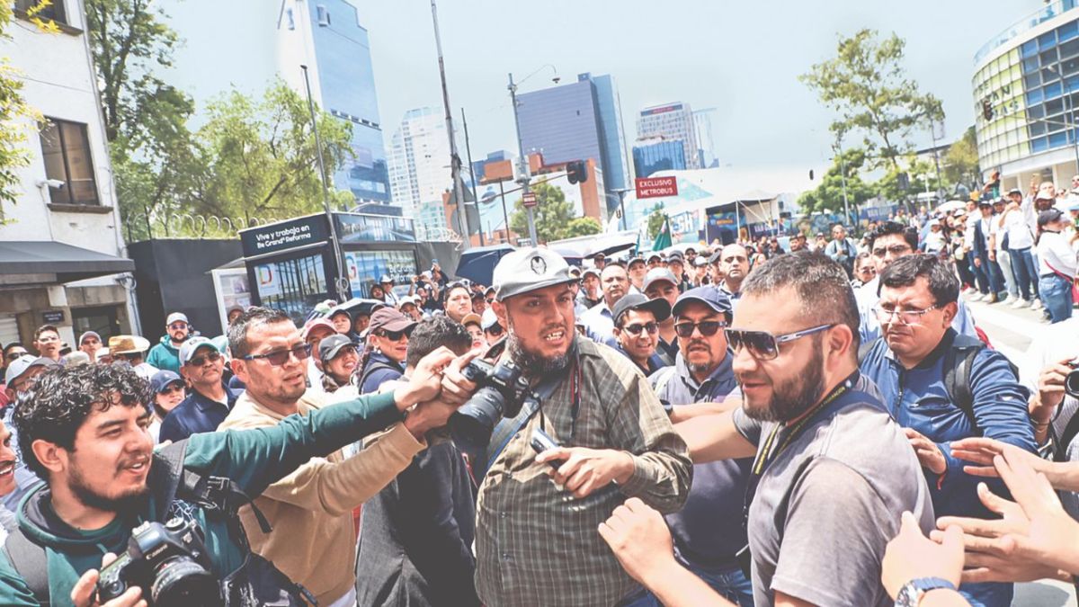 Desde las 6:15 horas de ayer, trabajadores del Poder Judicial de diversos estados del país y estudiantes de Derecho de universidades públicas y privadas bloquearon todos los accesos al Senado de la República