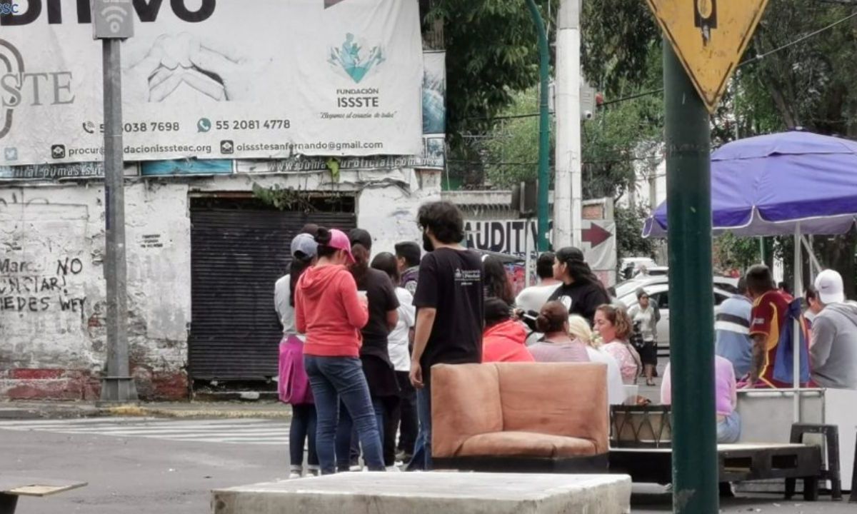 Ayuda. Familias dañadas por las precipitaciones en Tlalpan, cerraron avenida San Fernando con sus muebles para solicitar una indemnización.