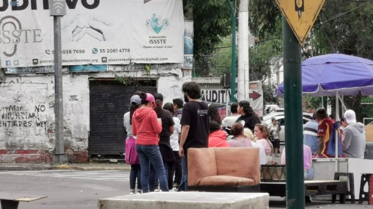 Ayuda. Familias dañadas por las precipitaciones en Tlalpan, cerraron avenida San Fernando con sus muebles para solicitar una indemnización.