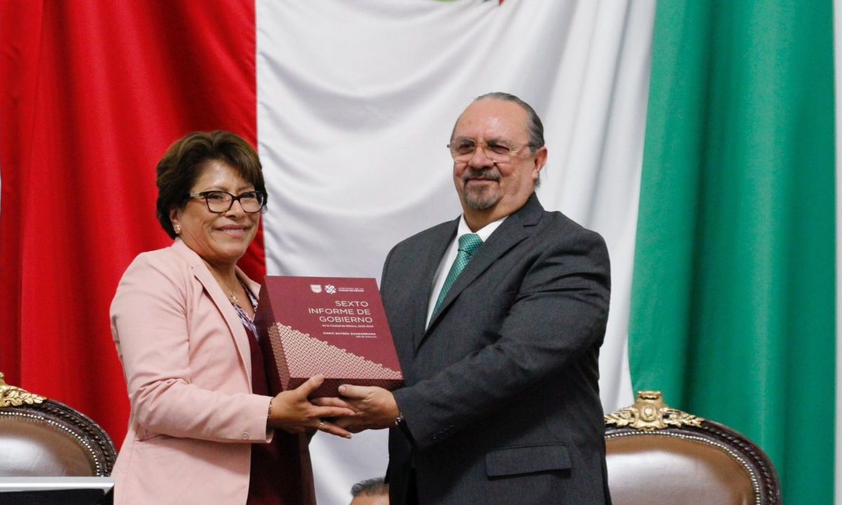 Recepción. El secretario de Gobierno capitalino, Ricardo Ruiz, entregó el documento a la presidenta de la Mesa Directiva del Congreso local, Martha Ávila.