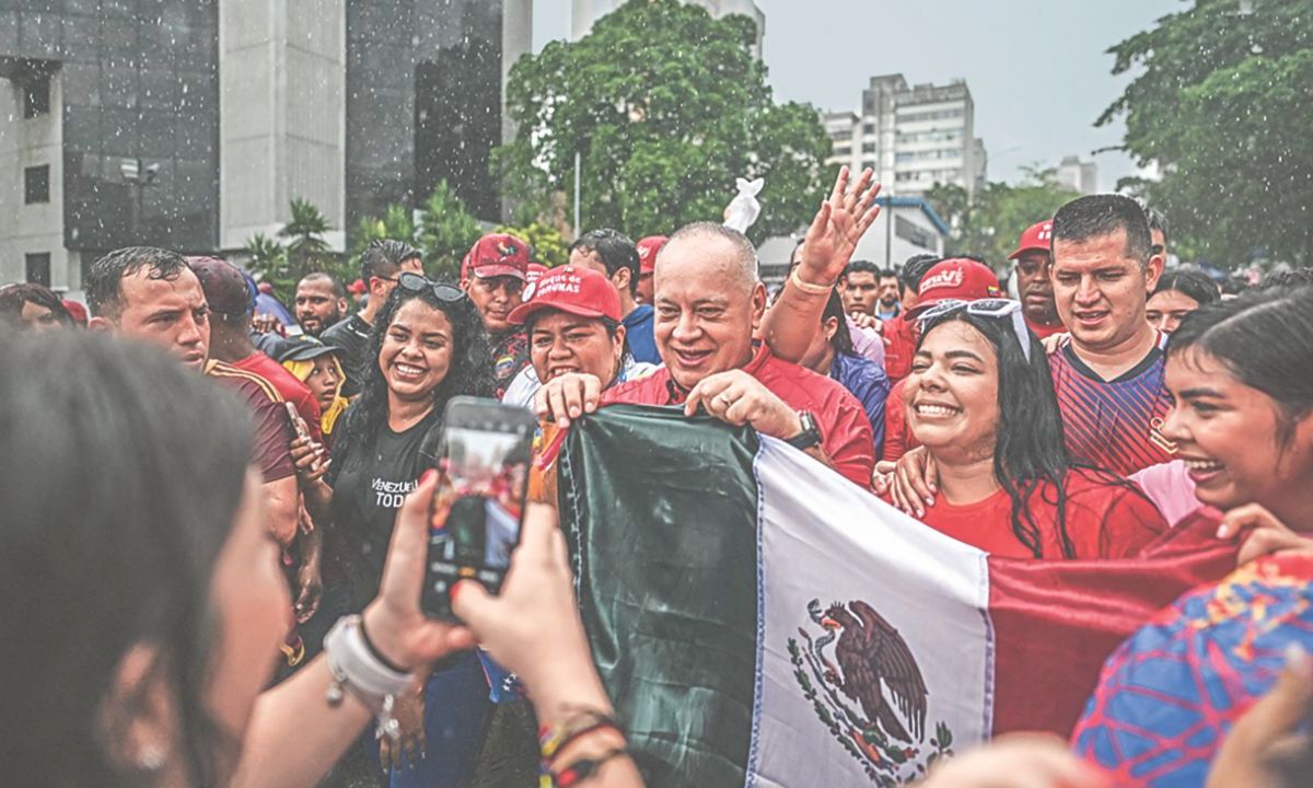 CARACAS. Durante una marcha, una persona posó con la bandera de México junto a Diosdado Cabello, principal aliado de Maduro.