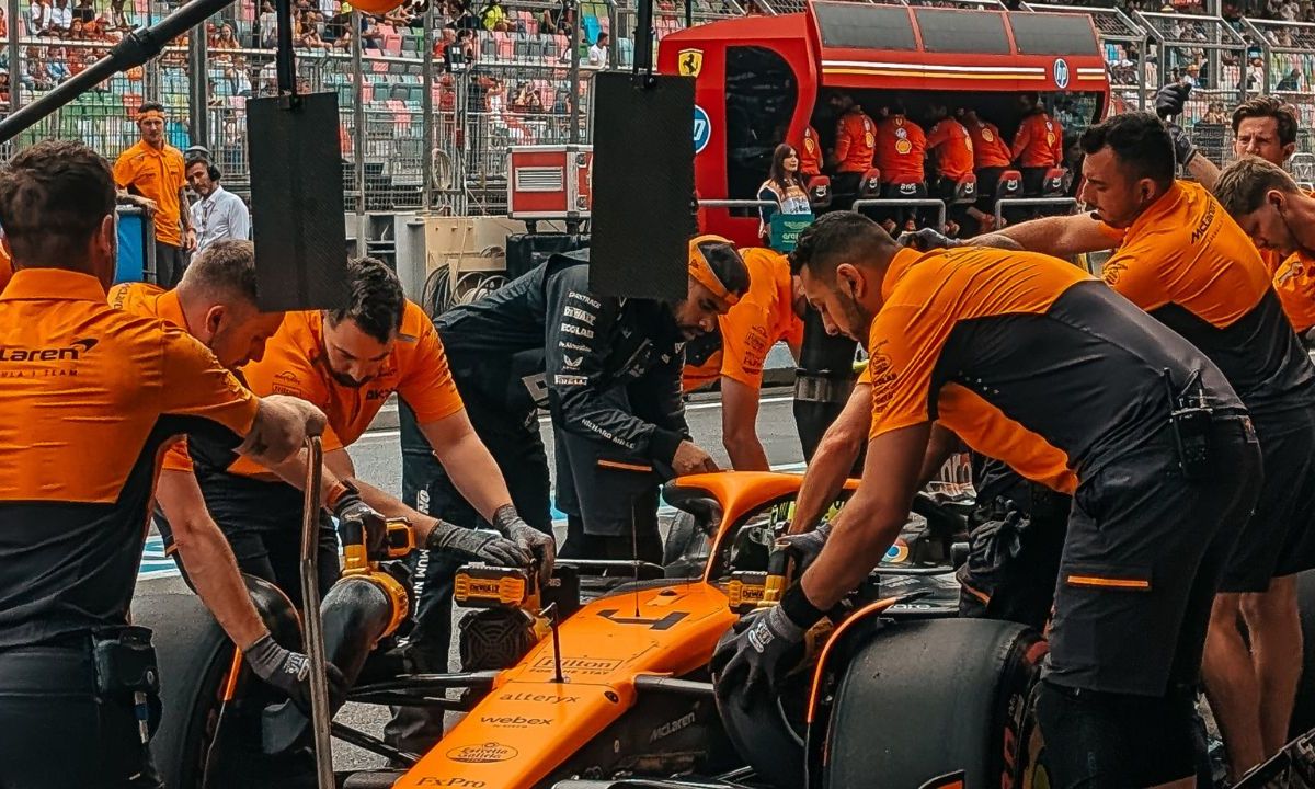 Principales beneficiados por el incidente protagonizado entre Sergio Pérez y Carlos Sainz del pasado domingo en Bakú, desde el garaje de McLaren se festejó el choque entre ambos pilotos