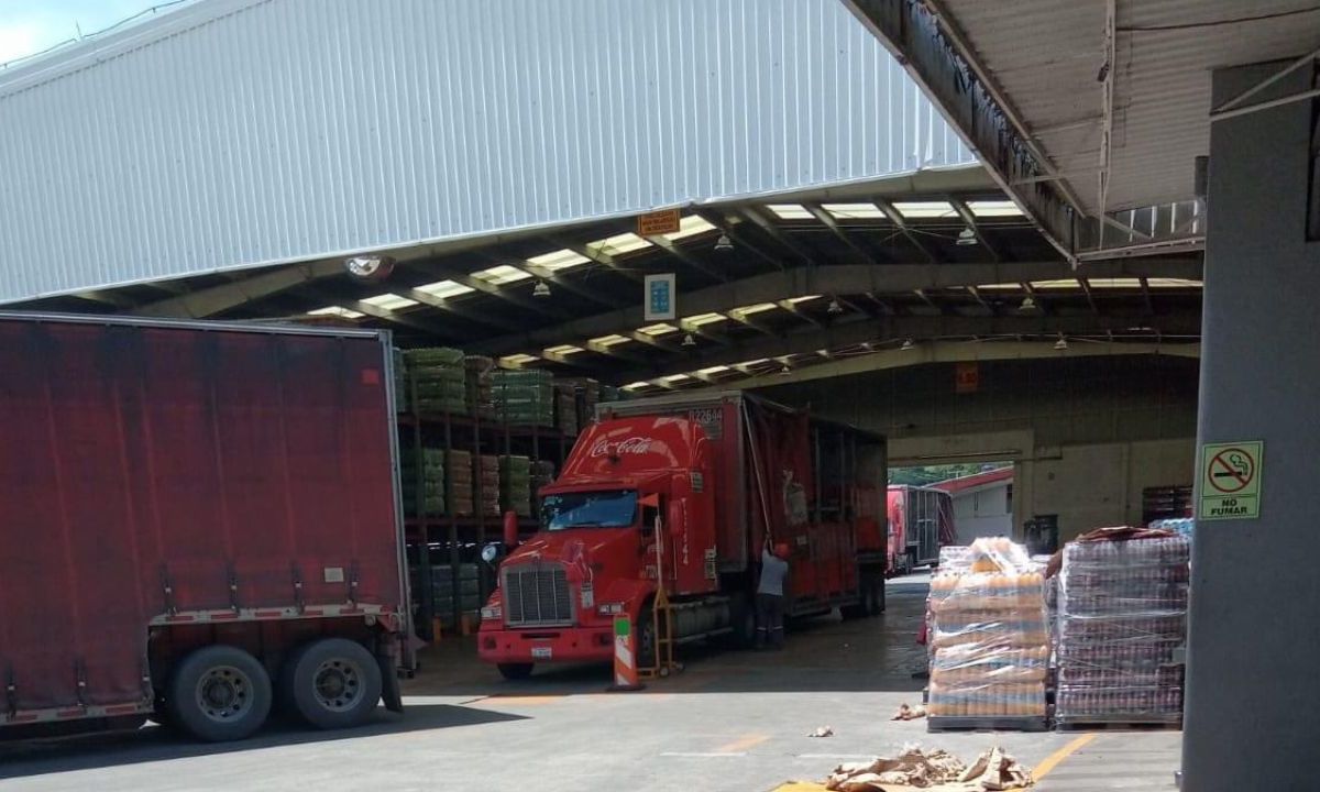 La refresquera Coca Cola decidió frenar temporalmente las operaciones de su planta en Puente de Ixtla, Morelos, para garantizar la seguridad de sus colaboradores