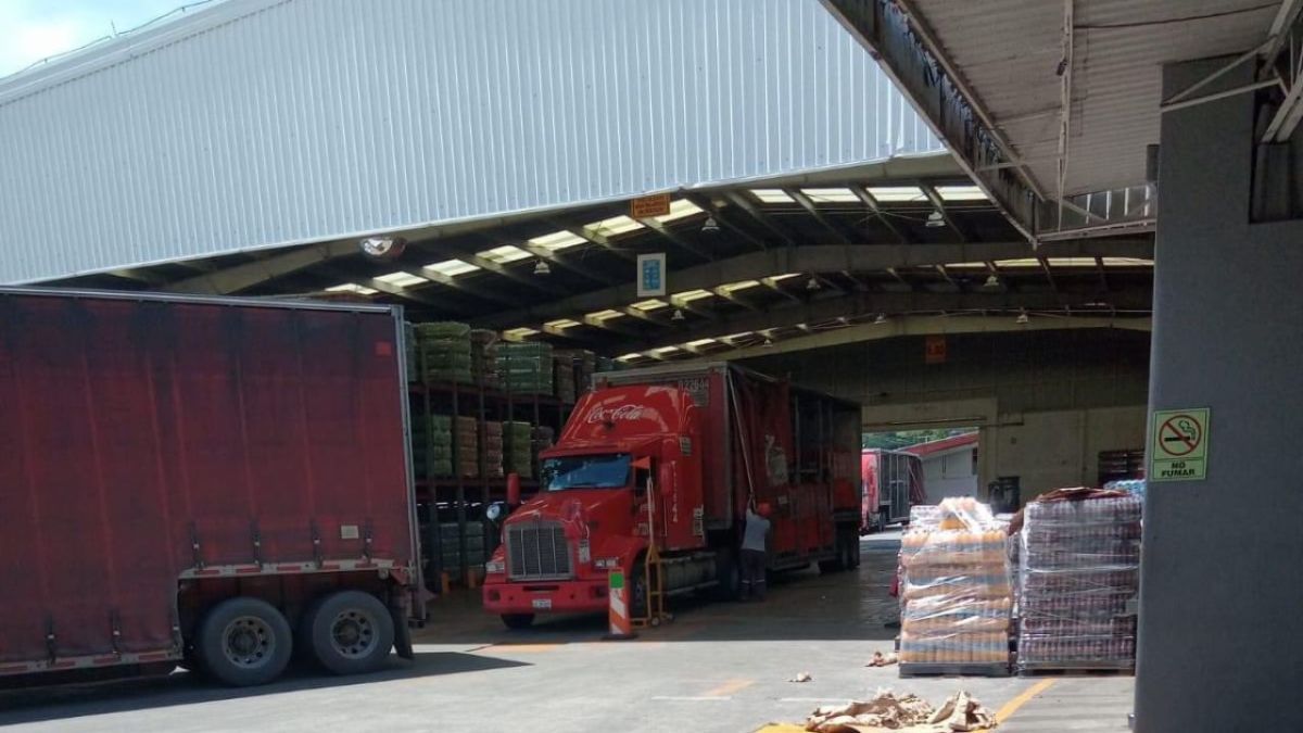 La refresquera Coca Cola decidió frenar temporalmente las operaciones de su planta en Puente de Ixtla, Morelos, para garantizar la seguridad de sus colaboradores