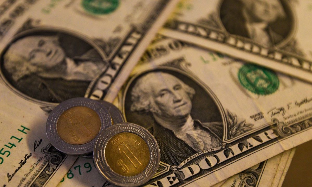 La moneda mexicana cerró la sesión cotizando alrededor de 19.47 pesos por dólar, mostrando una apreciación de 1.72% o 34 centavos