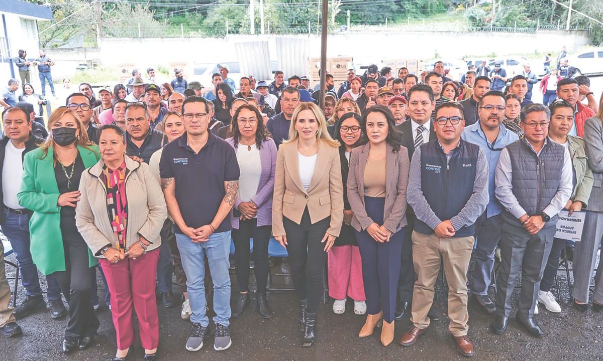 AYUDA. La alcaldesa Romina Contreras Carrasco visitó damnificados de las comunidades de Magdalena Chichicaspa y Zacamulpa.