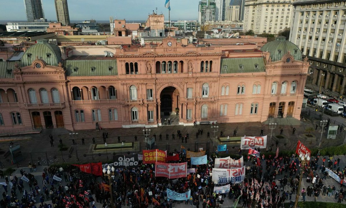 Organizaciones de la sociedad civil y dirigentes opositores repudiaron el decreto del presidente argentino, Javier Milei, que limita el acceso a la información pública