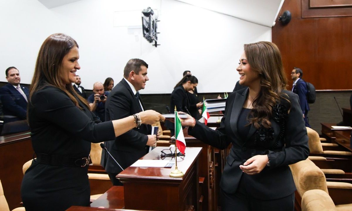 CEREMONIA. La gobernadora de Aguascalientes, Tere Jiménez, entregó ayer su II Informe al Congreso del estado.