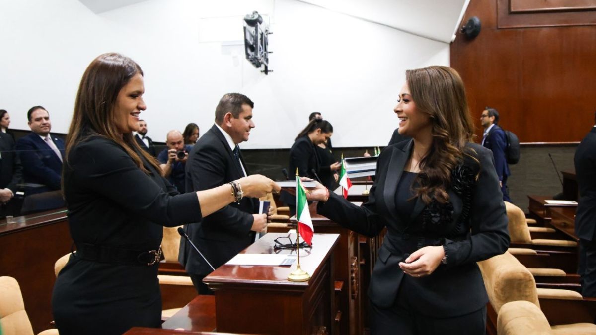 CEREMONIA. La gobernadora de Aguascalientes, Tere Jiménez, entregó ayer su II Informe al Congreso del estado.