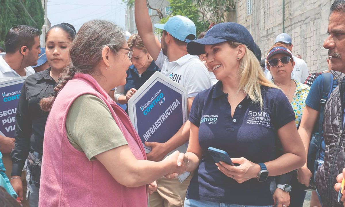 COMPROMISO. La alcaldesa Romina Contreras recorrió las calles de la colonia El Pedregal.