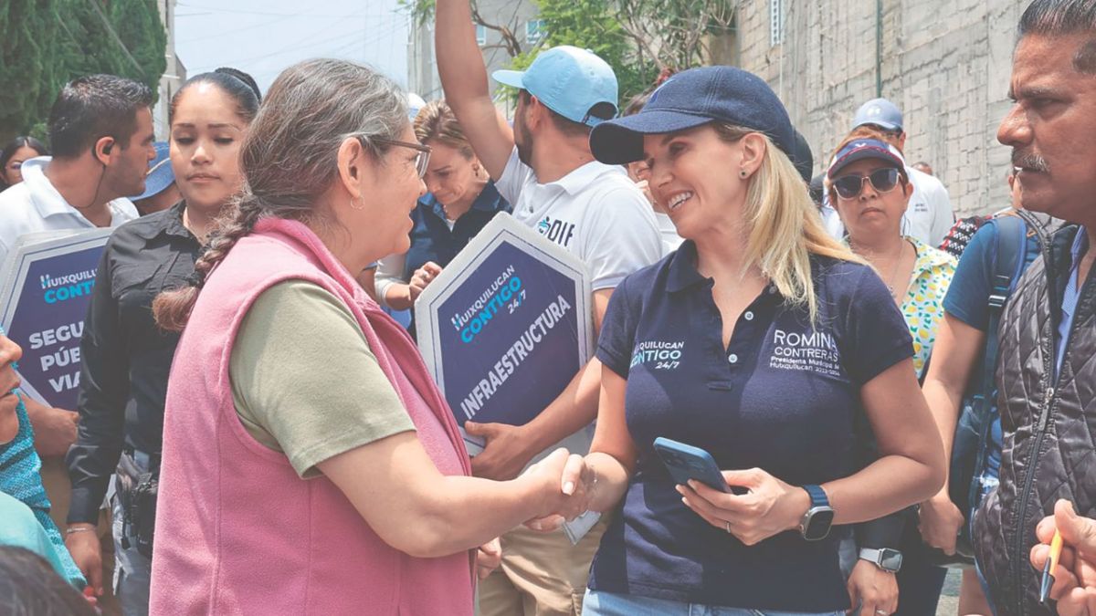 COMPROMISO. La alcaldesa Romina Contreras recorrió las calles de la colonia El Pedregal.