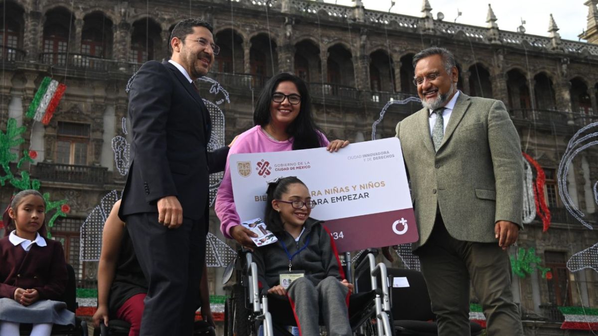 Alcance. El jefe de Gobierno destacó que con la entrega de esta tarjeta, las niñas y niños tienen acceso al resto de programas de bienestar educativo.