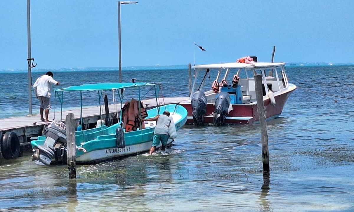 PREVISIONES. Habitantes de Q. Roo se preparaban ayer ante la posible llegada del huracán categoría 1 a territorio quintanarroense. 