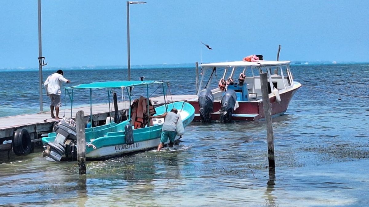 PREVISIONES. Habitantes de Q. Roo se preparaban ayer ante la posible llegada del huracán categoría 1 a territorio quintanarroense. 