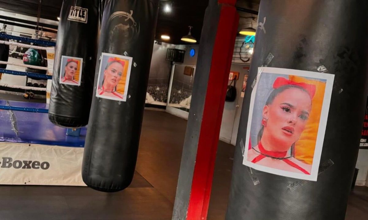 ALERTA. Las Brujas del Mar advirtieron que escuela de boxeo pegó la cara de una mujer en sus costales para invitar a que entrenen en ellos. 