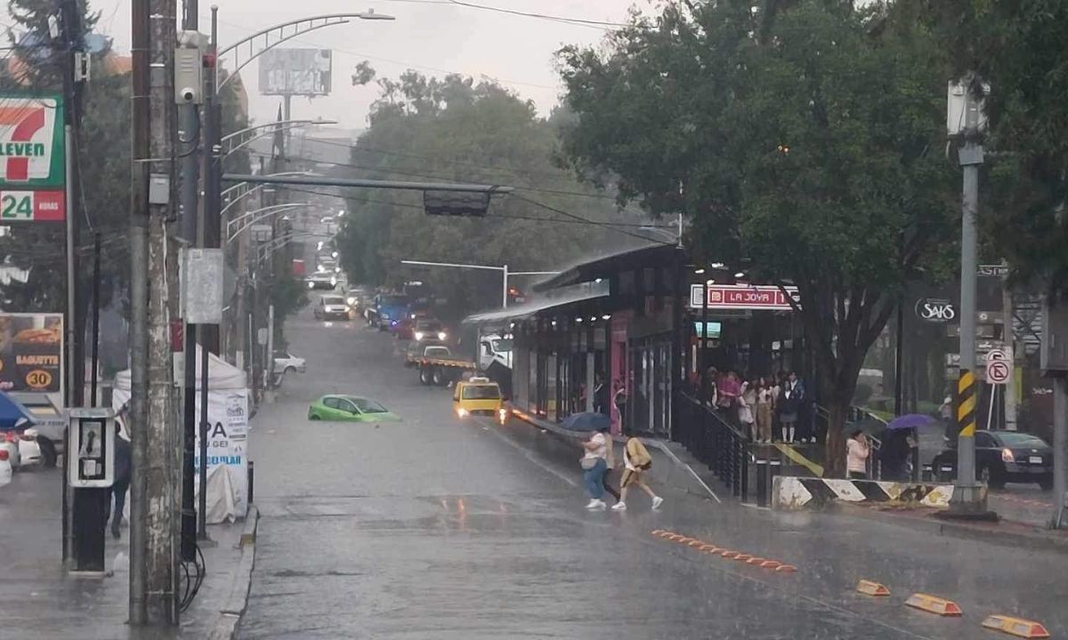 Encharcamiento. Entre las zonas más afectadas en Tlalpan por las precipitaciones, fue en Insurgentes Sur, en la parada del Metrobús La Joya.