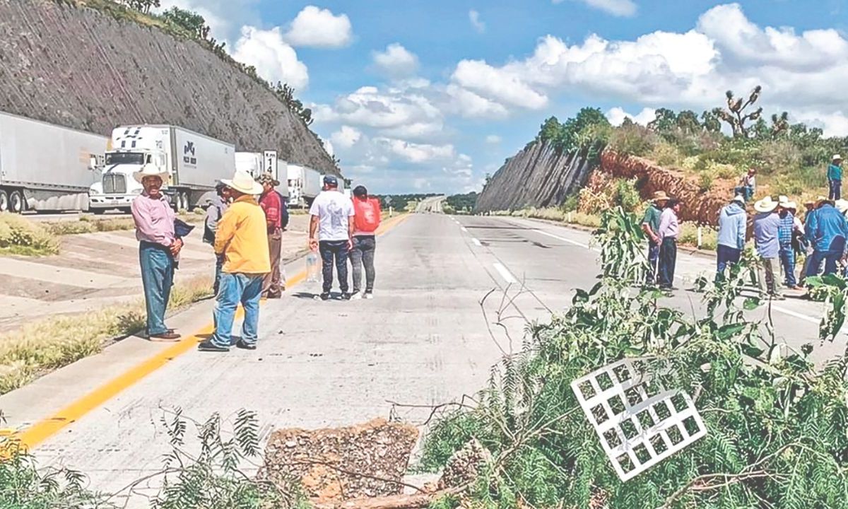 Comuneros de Tepoztlán, en Morelos, advirtieron que el estrangulamiento de la autopista México-Cuernavaca seguirá en los próximos días con bloqueo