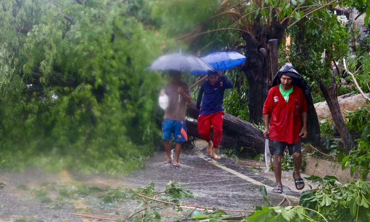 RECUENTO. Comunidades de la costa chica como Marquelia, Punta Maldonado sufren los estragos por el huracán.