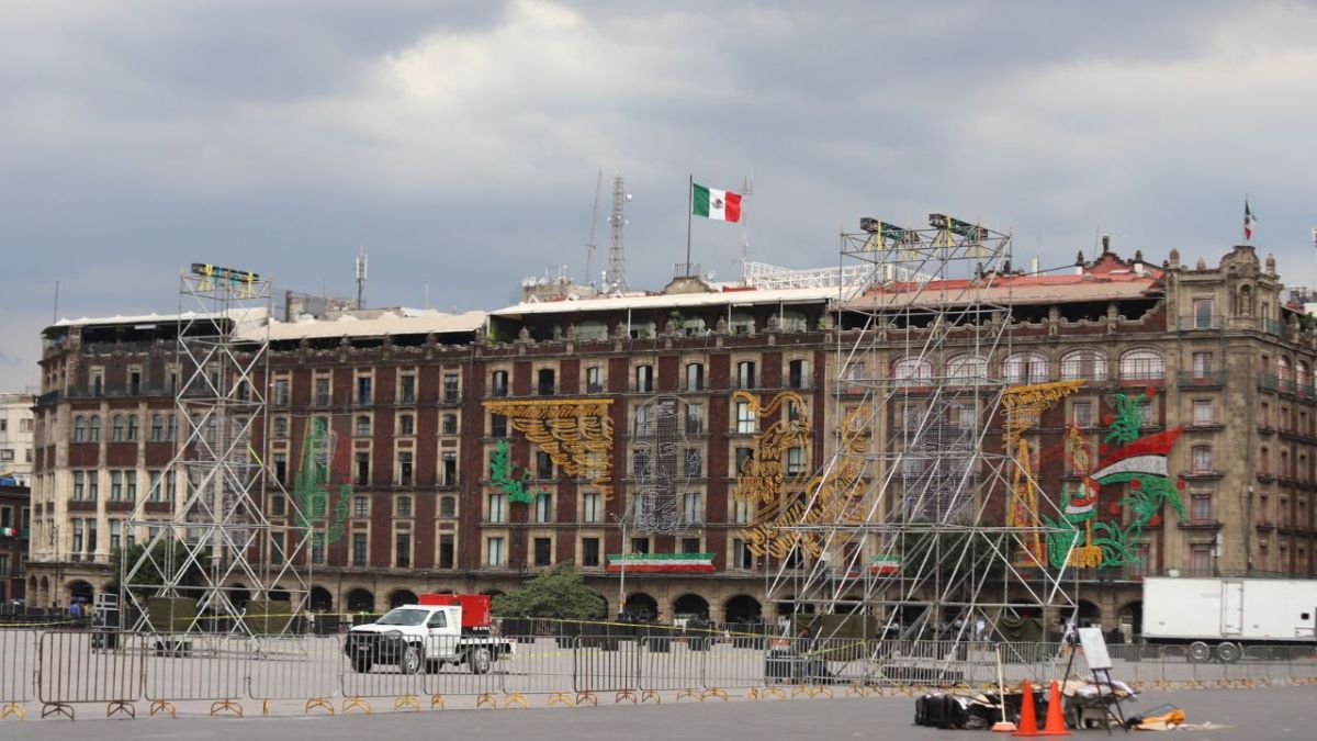 Casi listo. Colaboradores de la Secretaría de Obras trabajan a marchas forzadas en la instalación del escenario en el Zócalo capitalino para las presentaciones musicales.