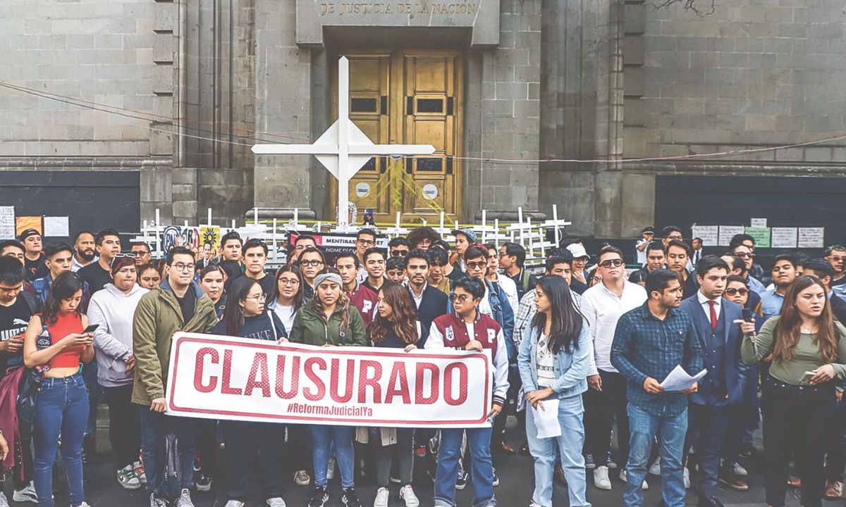 Simpátizantes. Ayer, un grupo de estudiantes que apoyan la reforma judicial se manifestó frente a la Corte; destacó en su mayoría que no estudian la carrera de derecho.