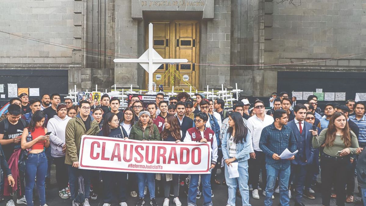 Simpátizantes. Ayer, un grupo de estudiantes que apoyan la reforma judicial se manifestó frente a la Corte; destacó en su mayoría que no estudian la carrera de derecho.