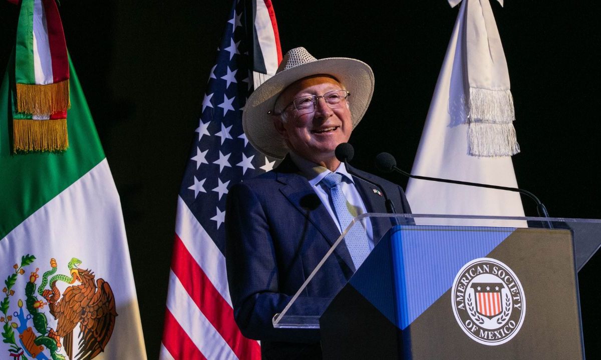 Ken Salazar destacó los beneficios del T-MEC y los proyectos económicos que impulsan Estados Unidos y México.