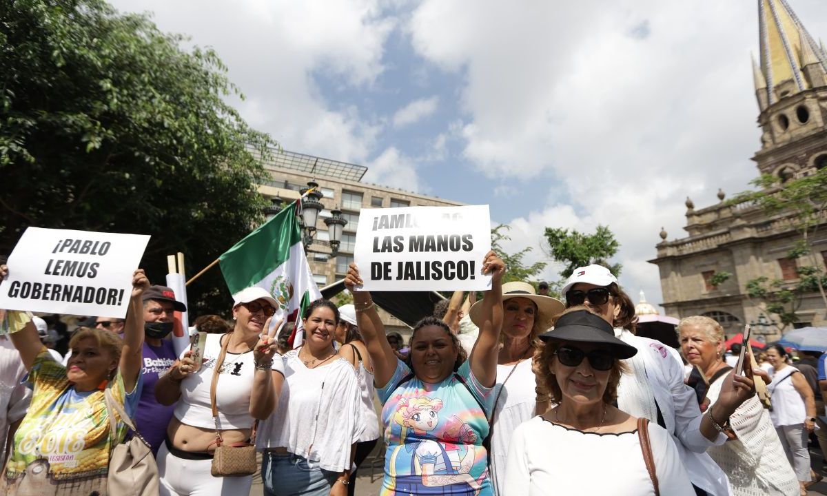 MARCHA. Los manifestantes acudieron a la protesta con ropa blanca y banderas de México.