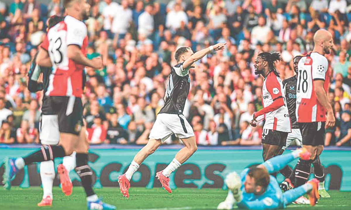 Feyenoord logró evitar una decepcionante presentación en la Champions League con una goleada en casa de 0-4 sobre el Bayer Leverkusen