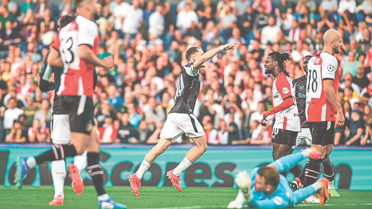 Feyenoord logró evitar una decepcionante presentación en la Champions League con una goleada en casa de 0-4 sobre el Bayer Leverkusen