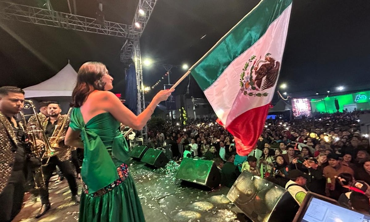 Foto: Especial/ Lía Limón da el tradicional Grito de independencia en Álvaro Obregón